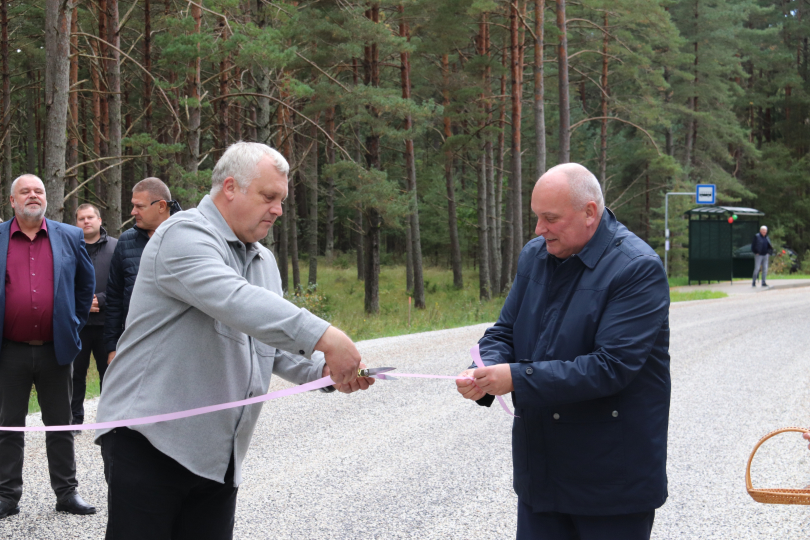 Tiek atklāts Liepenes ceļš, pārgriežot lentīti