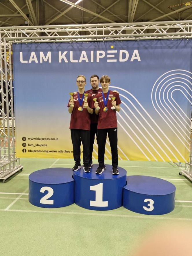 Sportisti un treneris sacensībās Lietuvā