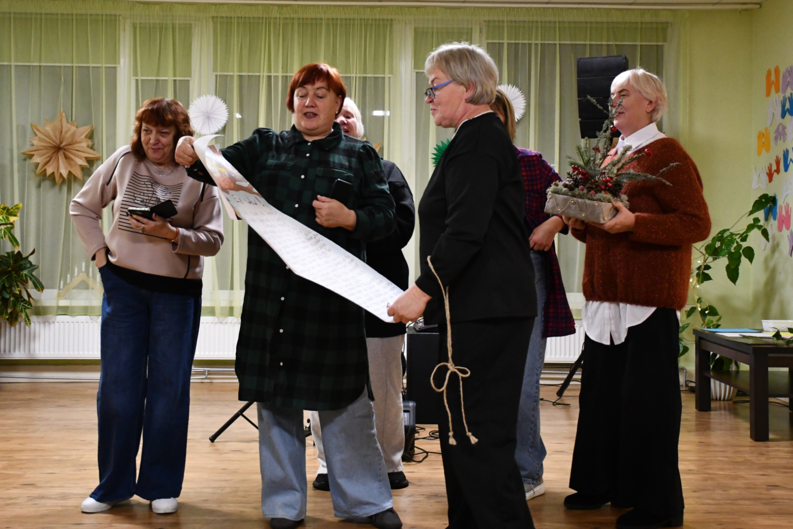 Klātesošās dāmas ar interesantu pieeju pasakās jauniešu centra vadītājai