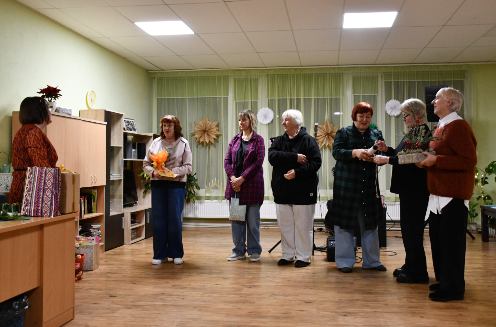 Klātesošās dāmas ar interesantu pieeju pasakās jauniešu centra vadītājai