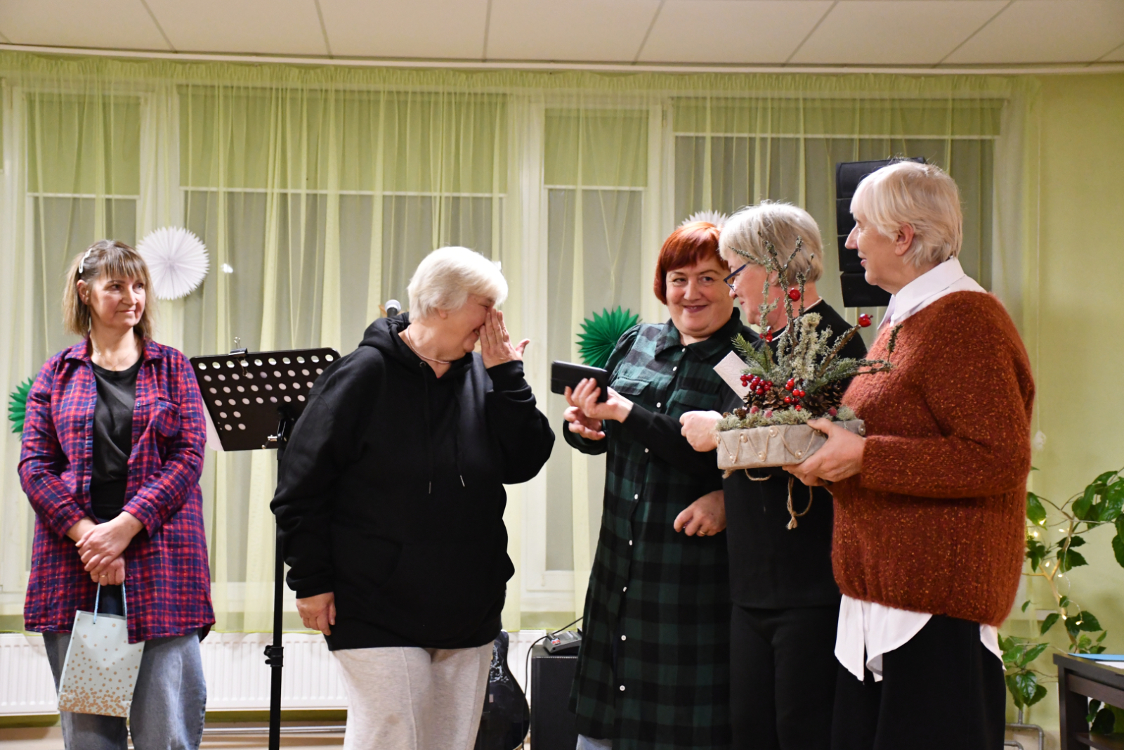 Klātesošās dāmas ar interesantu pieeju pasakās jauniešu centra vadītājai