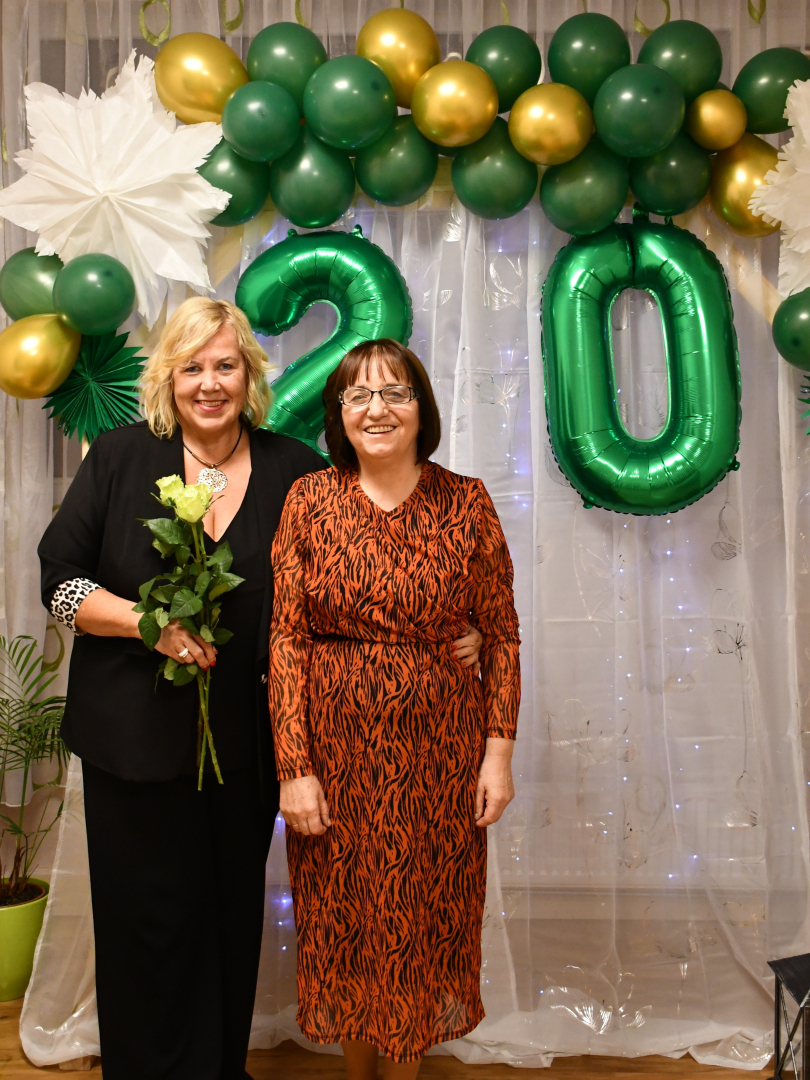 Gunita un Marija pie jauniešu veidotā fotostūrīša