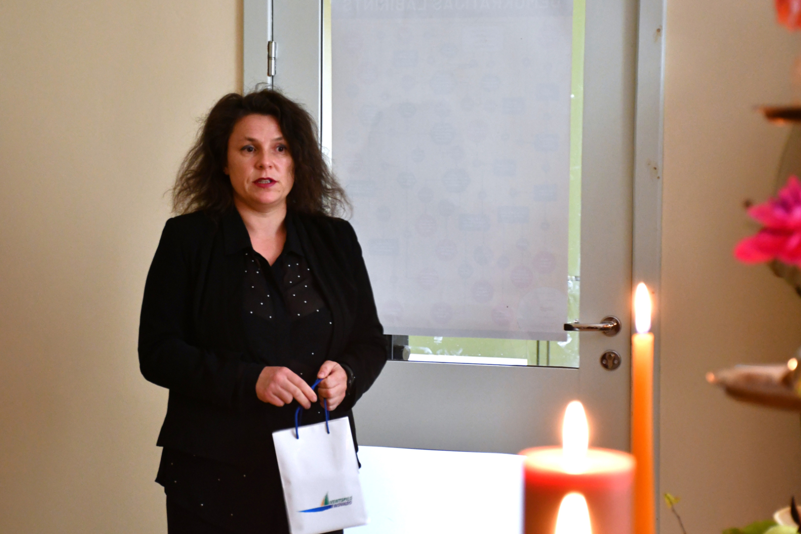 Dalībniece stāsta par pieredzi savā māju kafejnīcā