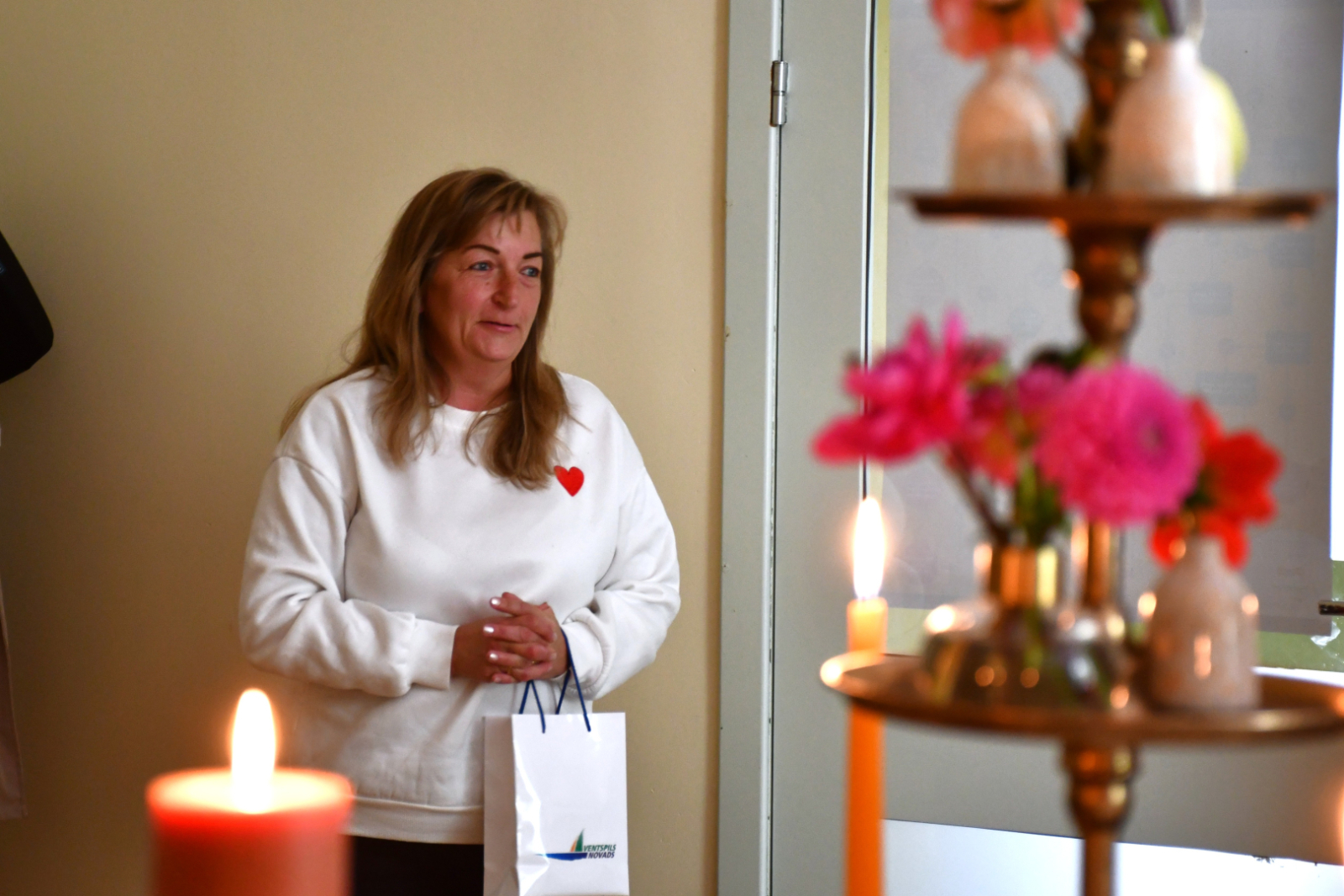 Dalībniece stāsta par savu pieredzi māju kafejnīcā