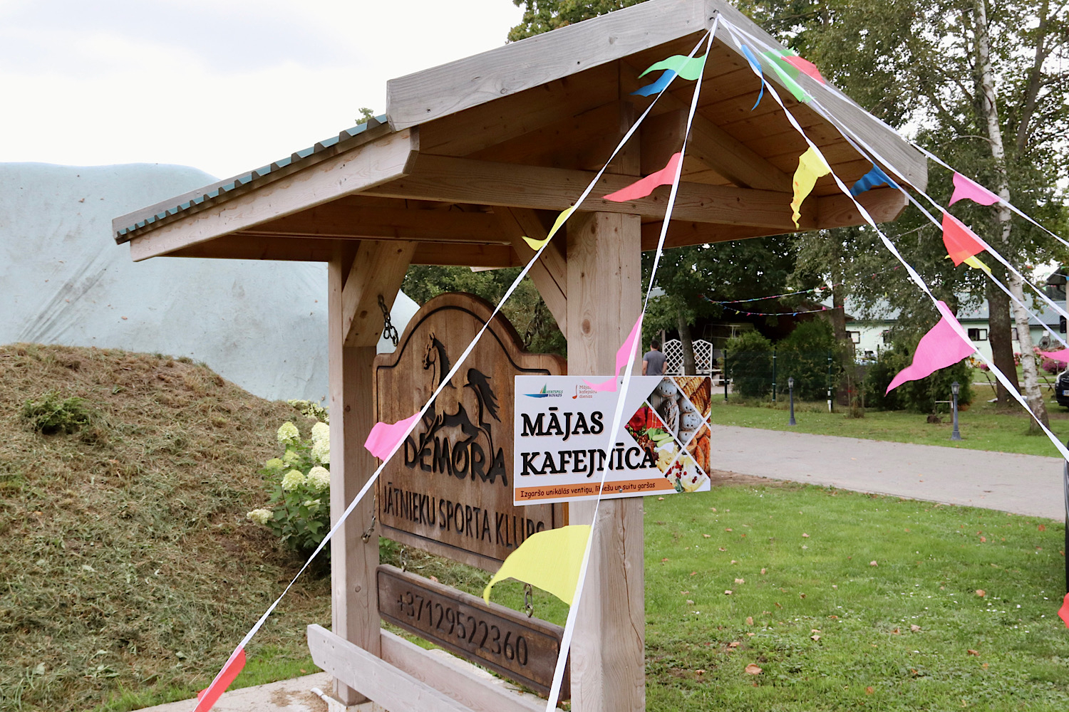 Mājas kafejnīcu dienu zīme