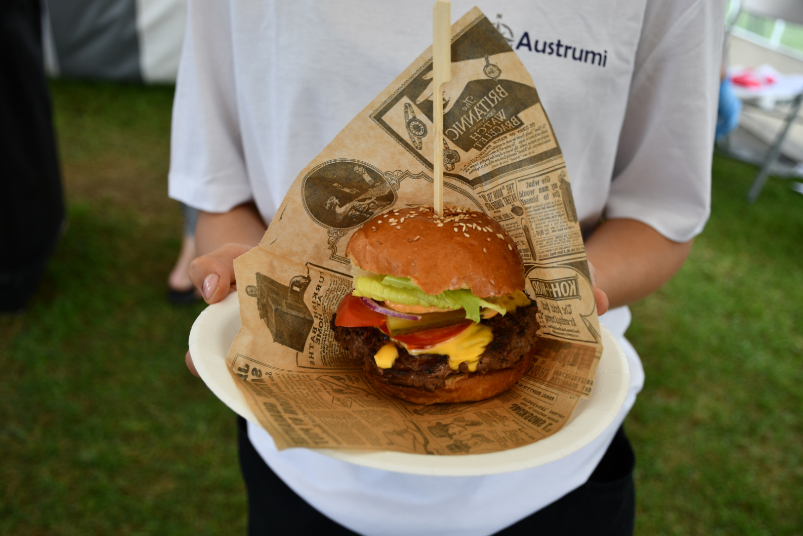 Kafejnīcā "Austrumi" pasniedza gardu burgeru