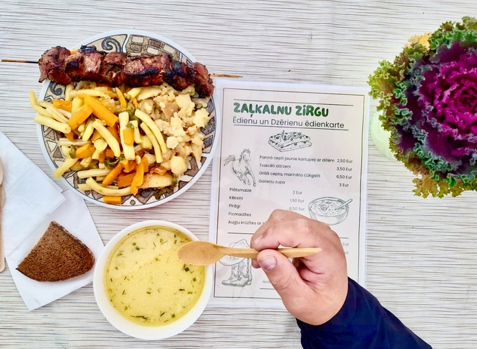 "Zaļkalnu zirgi" kafejnīcā pasniedza gardu zupu