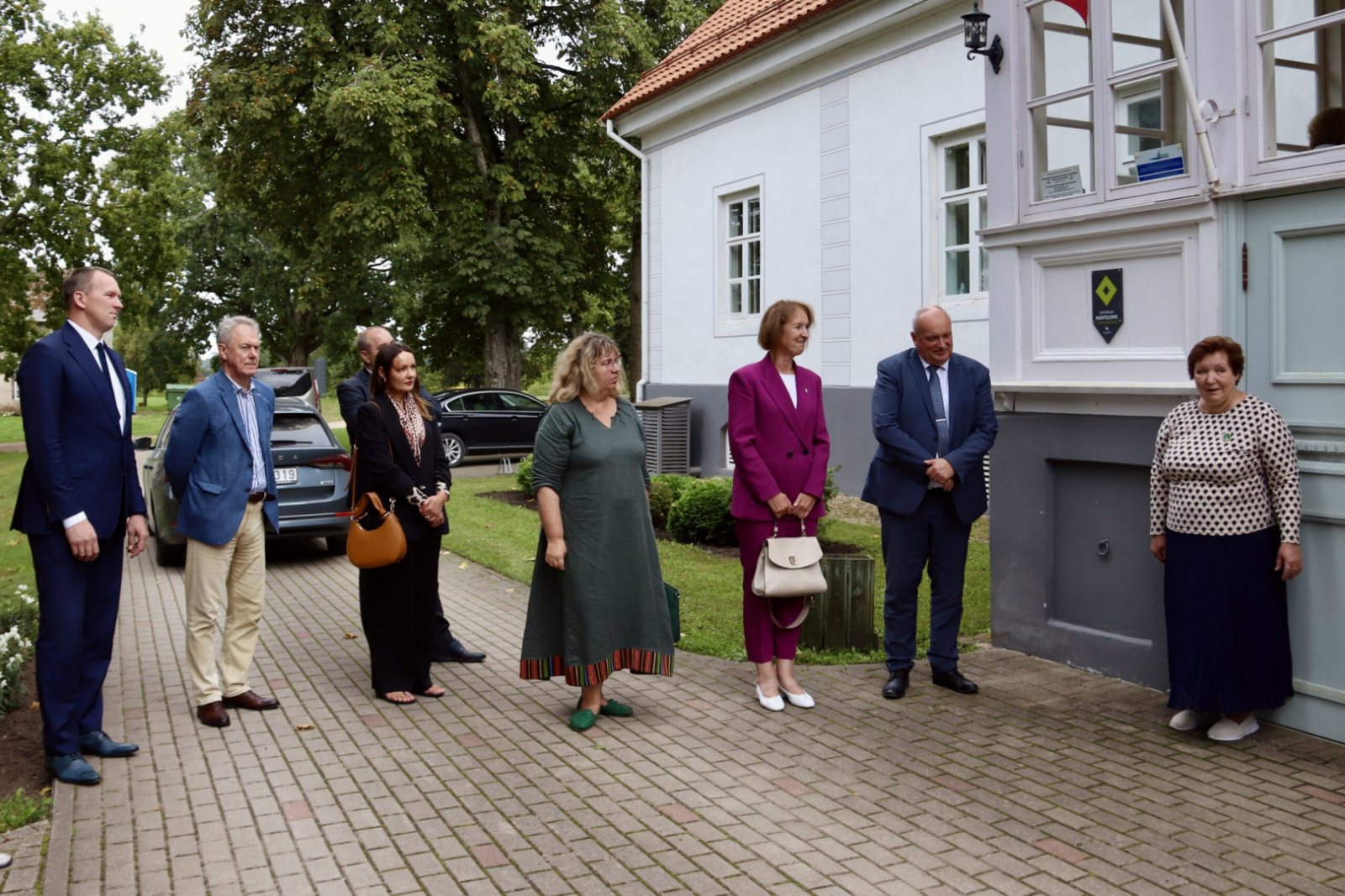Pasākuma dalībnieki pie Ances muižas