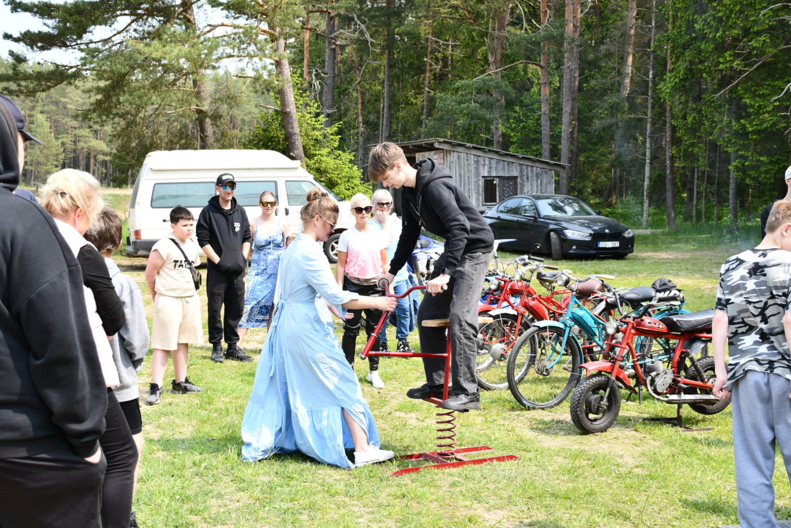 Jaunieši piedalās sportiskās aktivitātēs