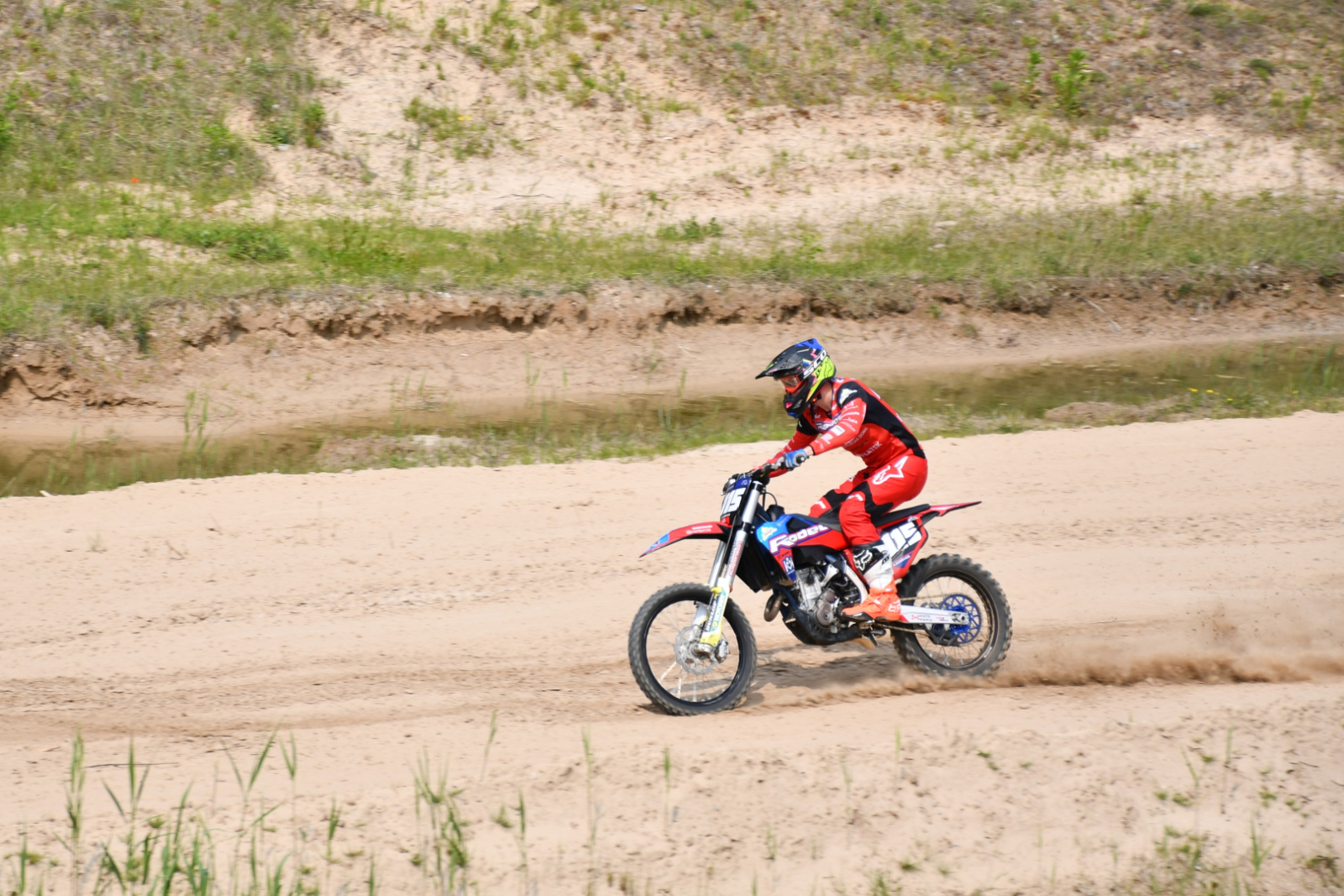Motokross mototrasē