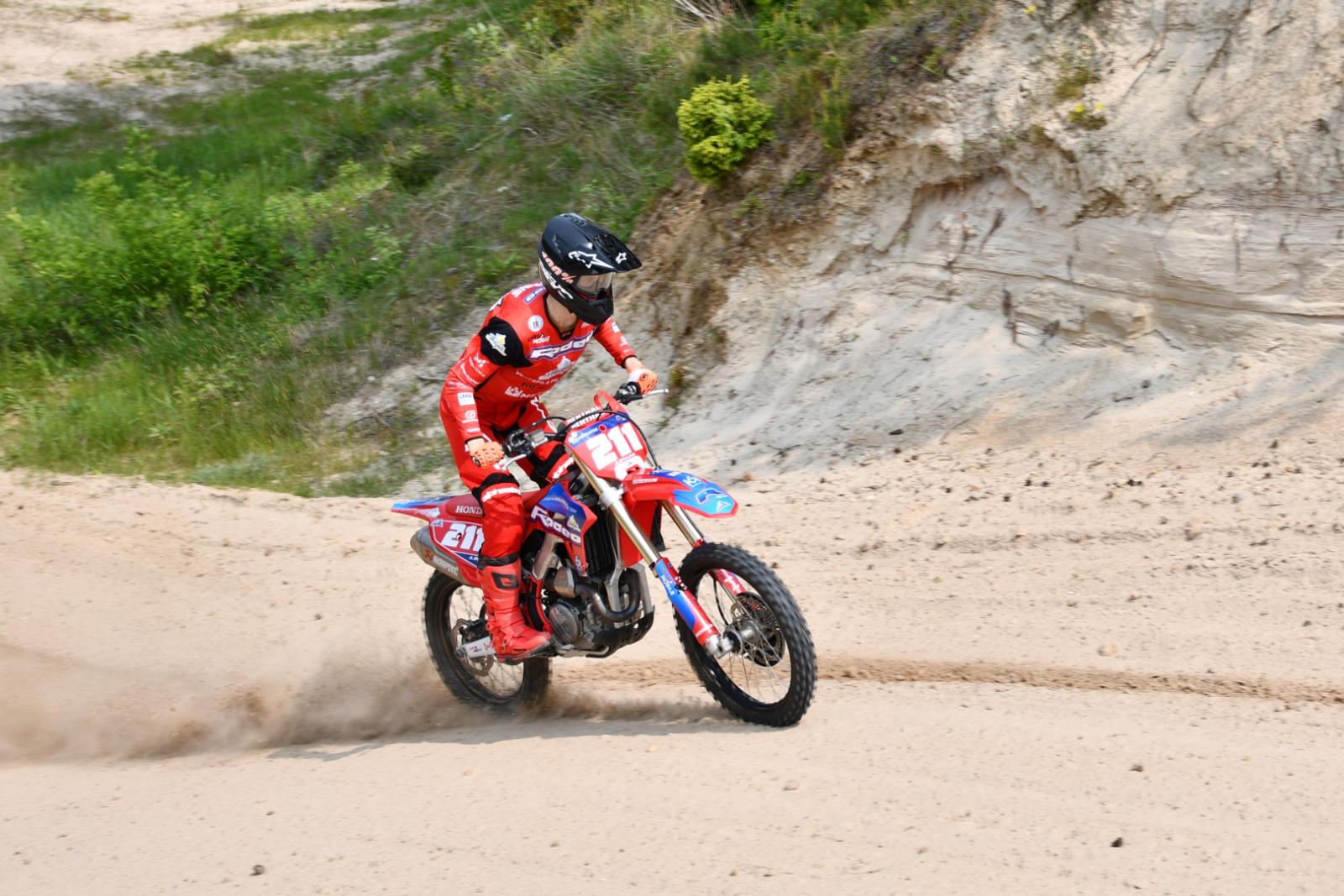 Rodeo dalībnieks mototrasē