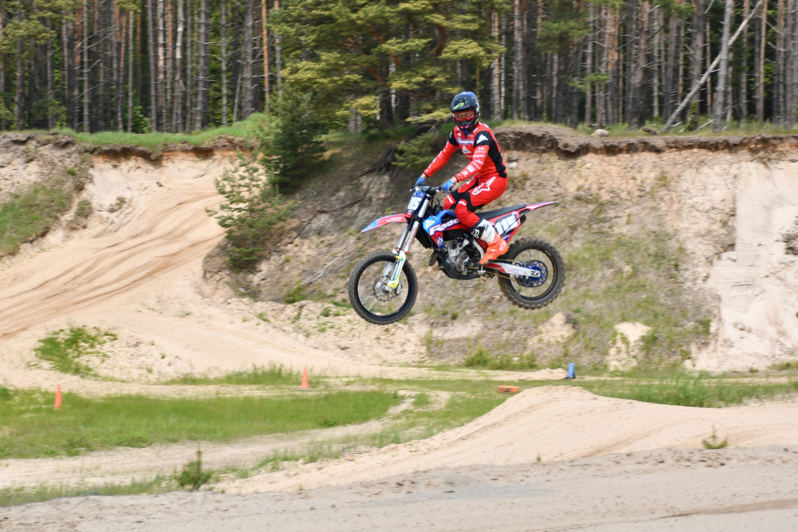 Ansis gaisā mototrasē