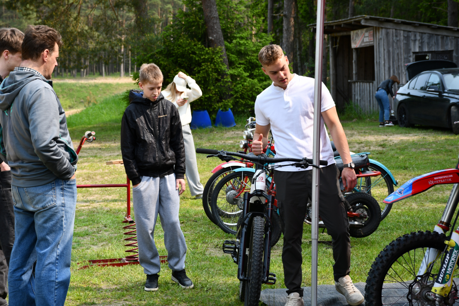 Ansis izglīto jauniešus par motokrosu