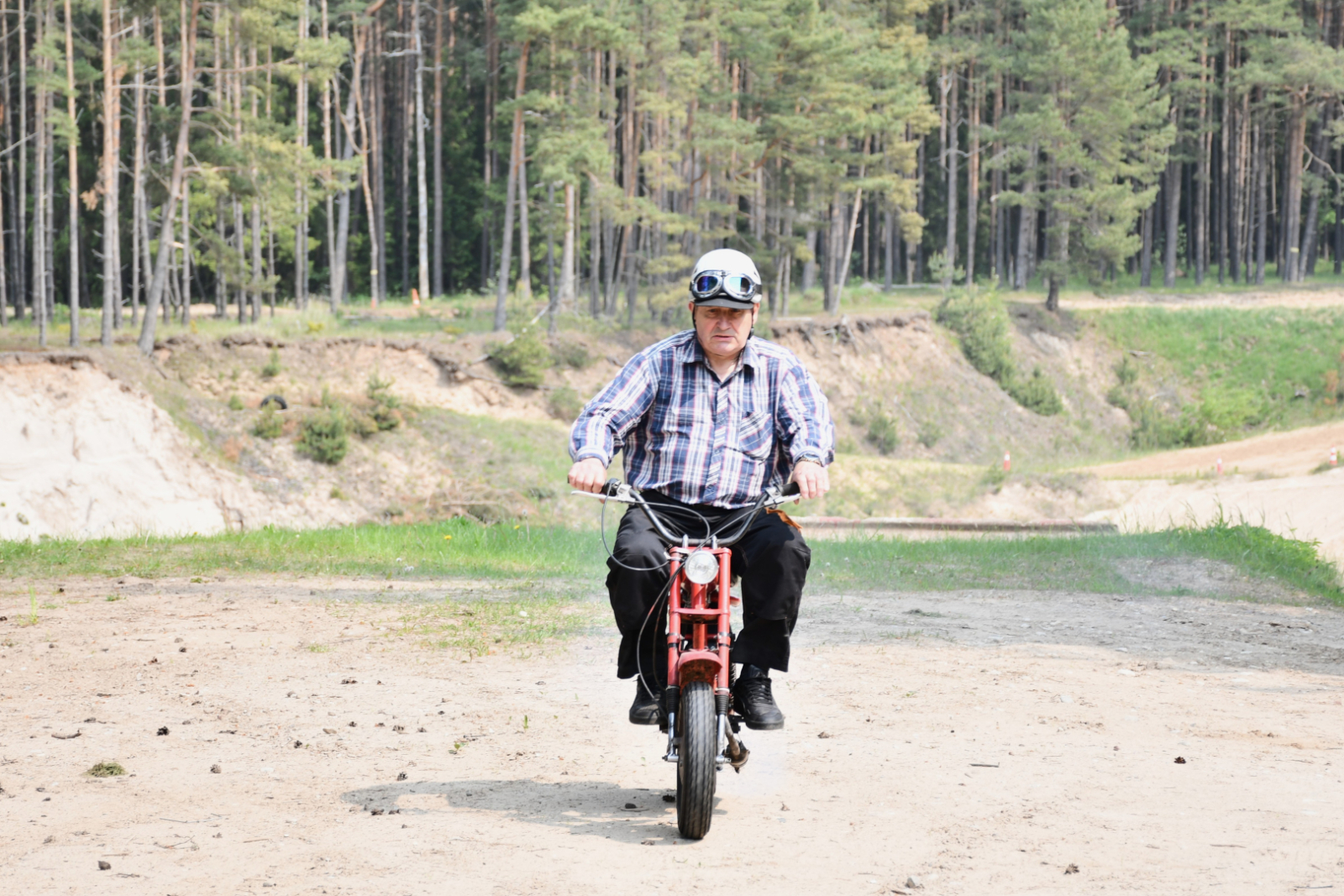 Moto entuziasts uz mopēda