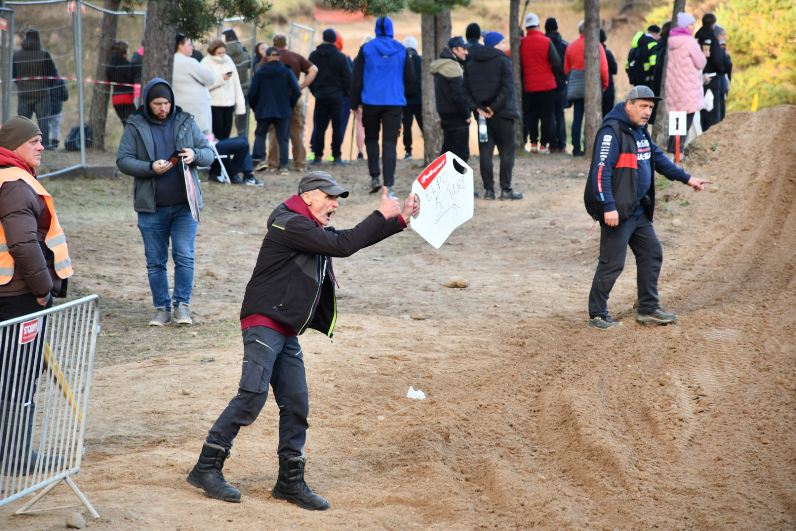Vīrietis sportistam dod zināt, kurā vietā viņš brauc