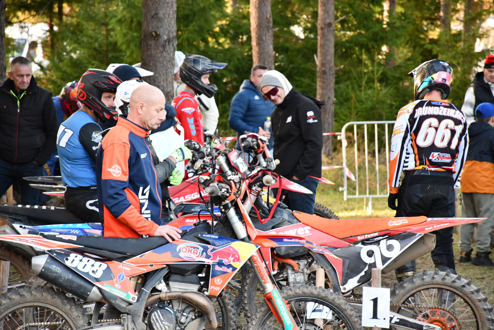 Motokrosisti gatavojas startam