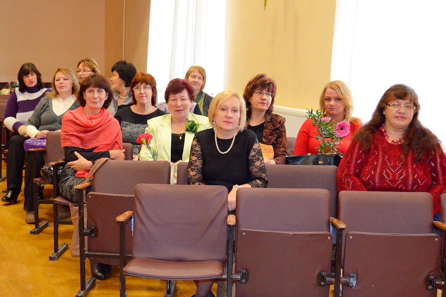 Novada kultūras darbinieki apsēdušies krēslos