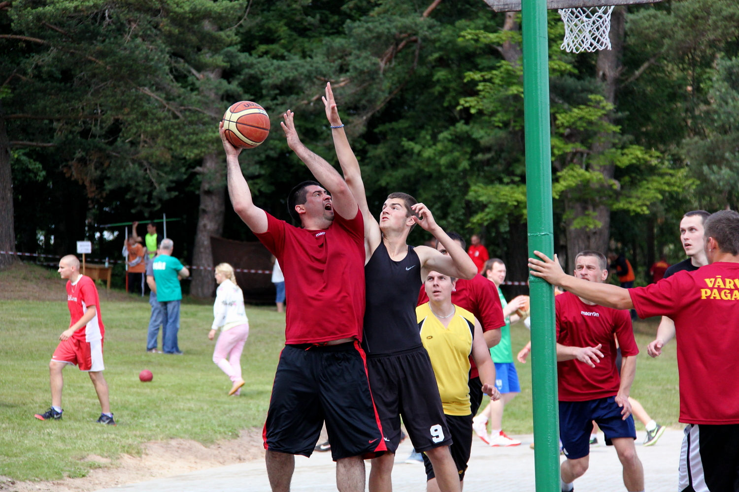 Puiši spēlē basketbolu