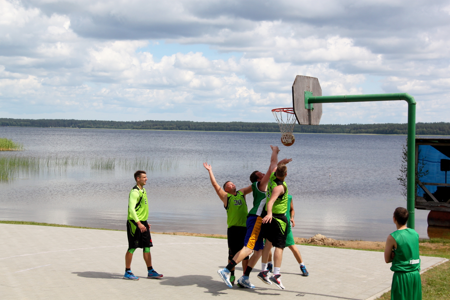Puiši spēlē basketbolu