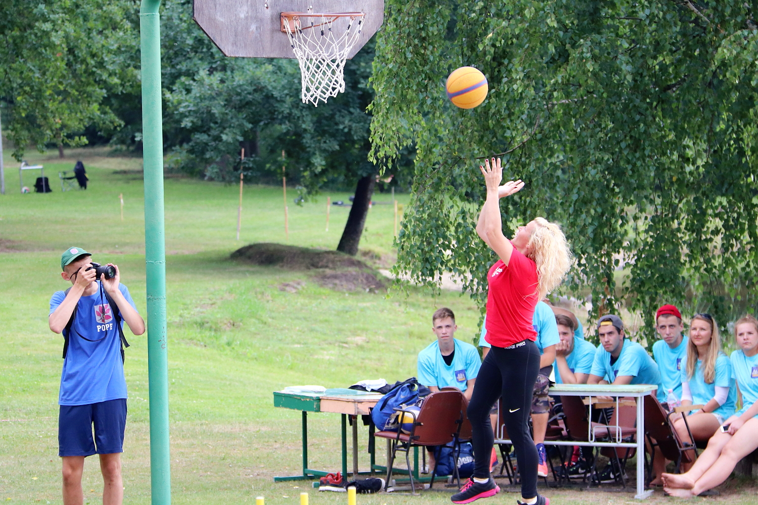 Spēlē basketbolu