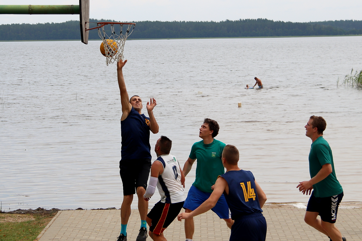 Spēlē basketbolu