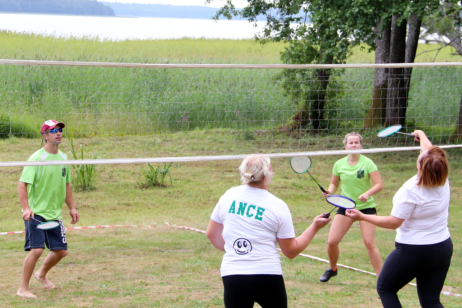 Spēlē badmintonu