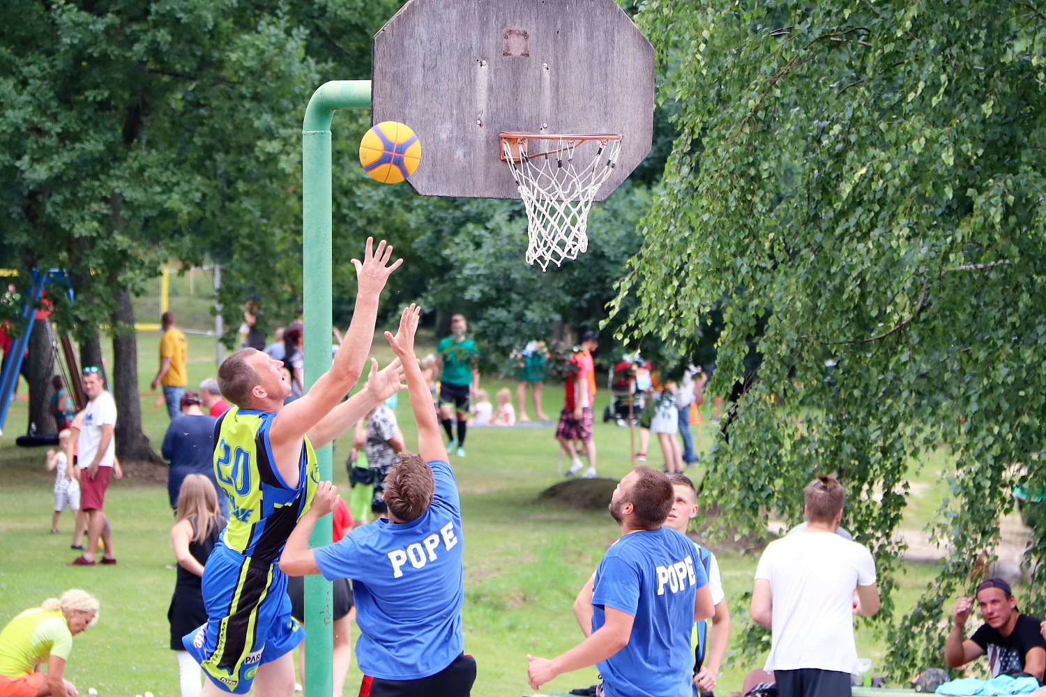Spēlē basketbolu