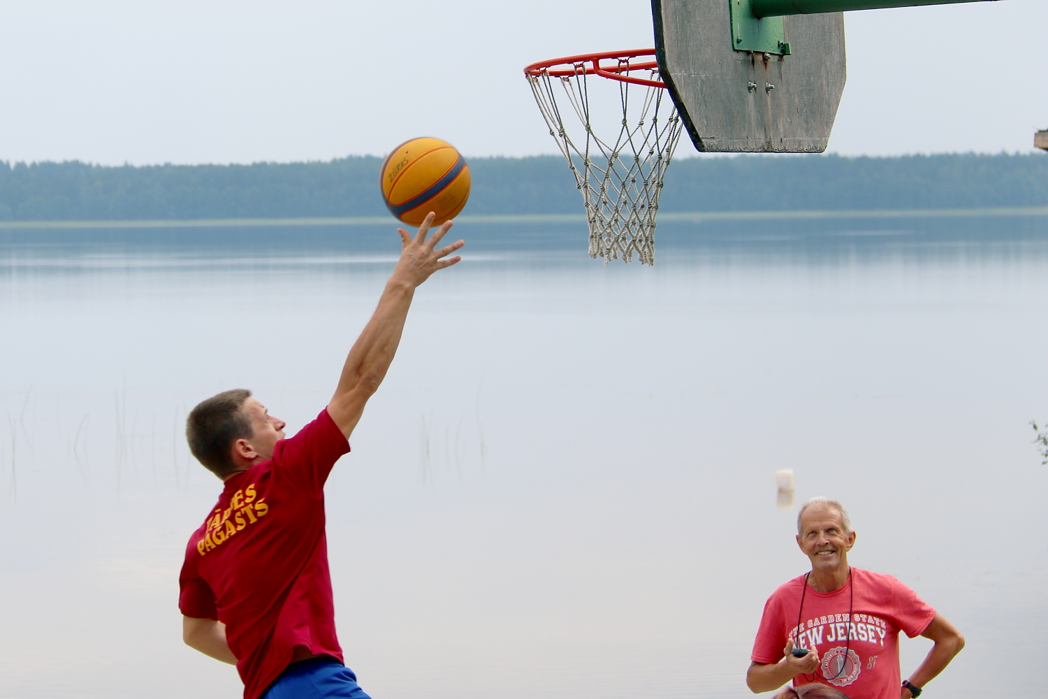 Spēlē basketbolu