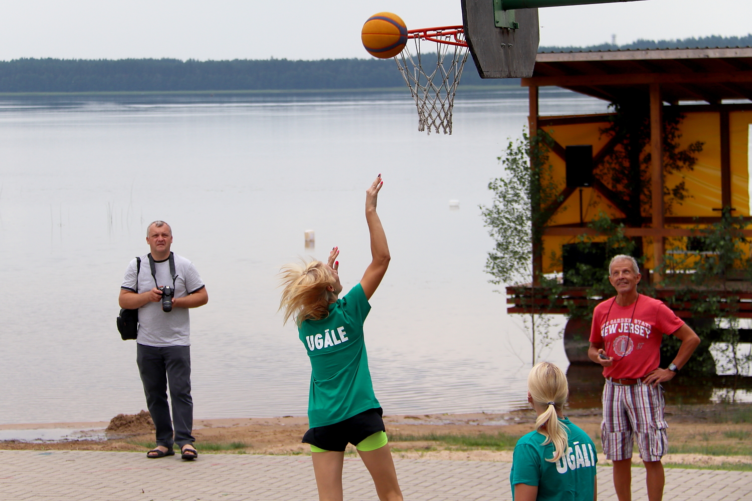 Spēlē basketbolu