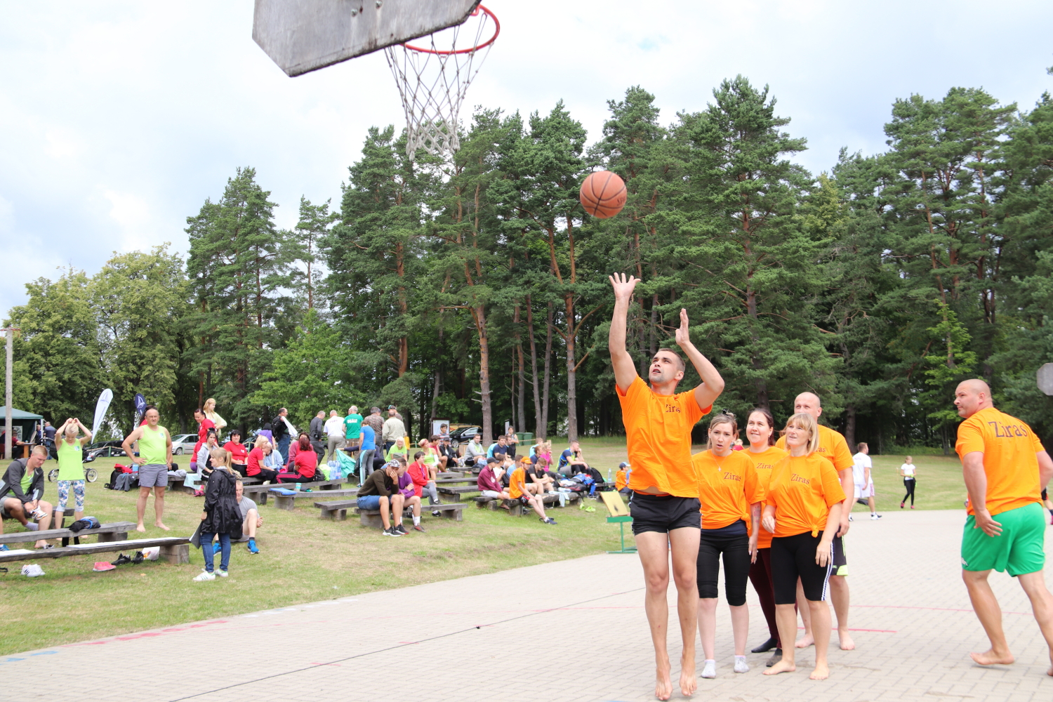 Spēlē basketbolu