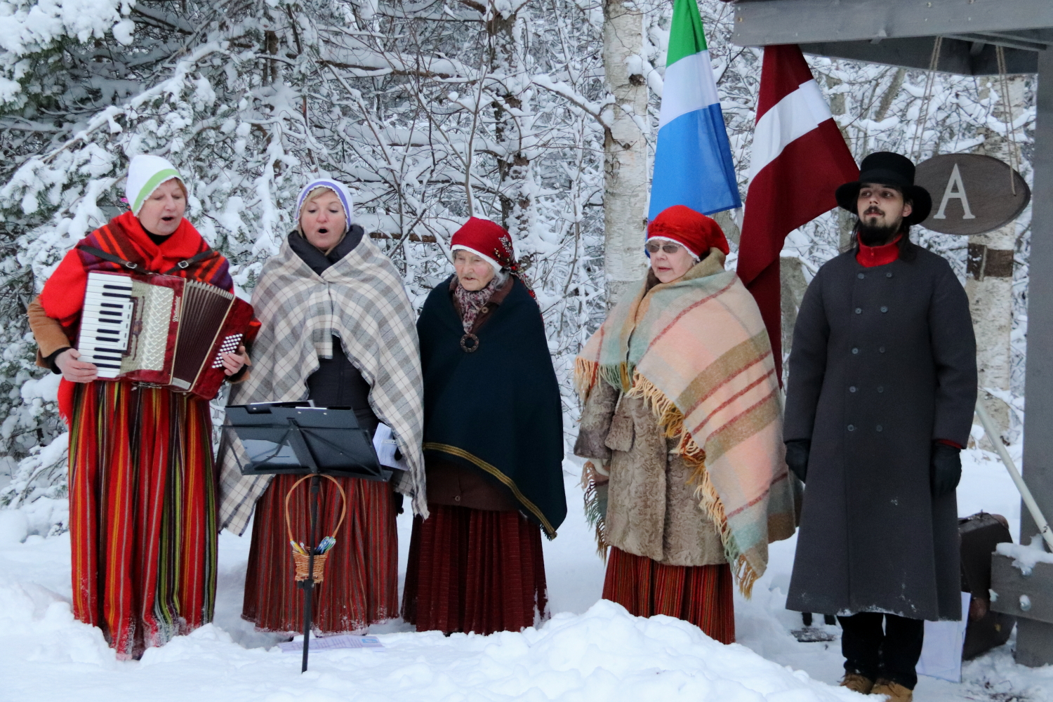 Folkloras kopa "Kāndla" dzied