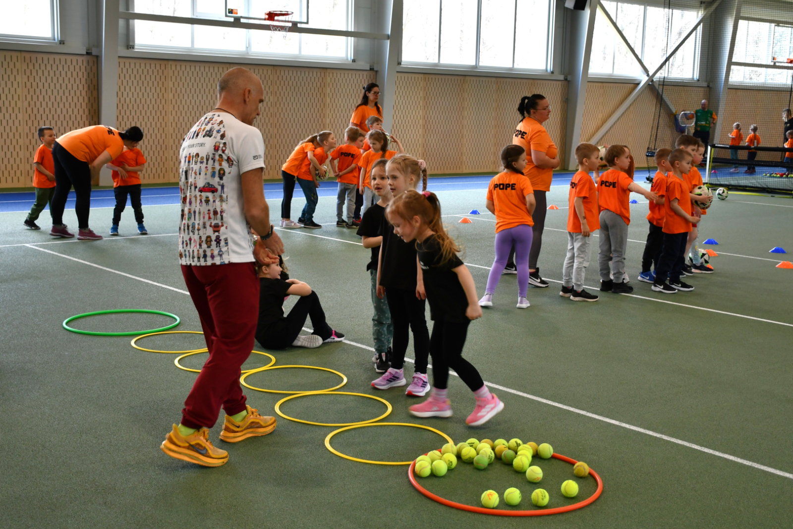 Bērni piedalās sportiskās aktivitātēs