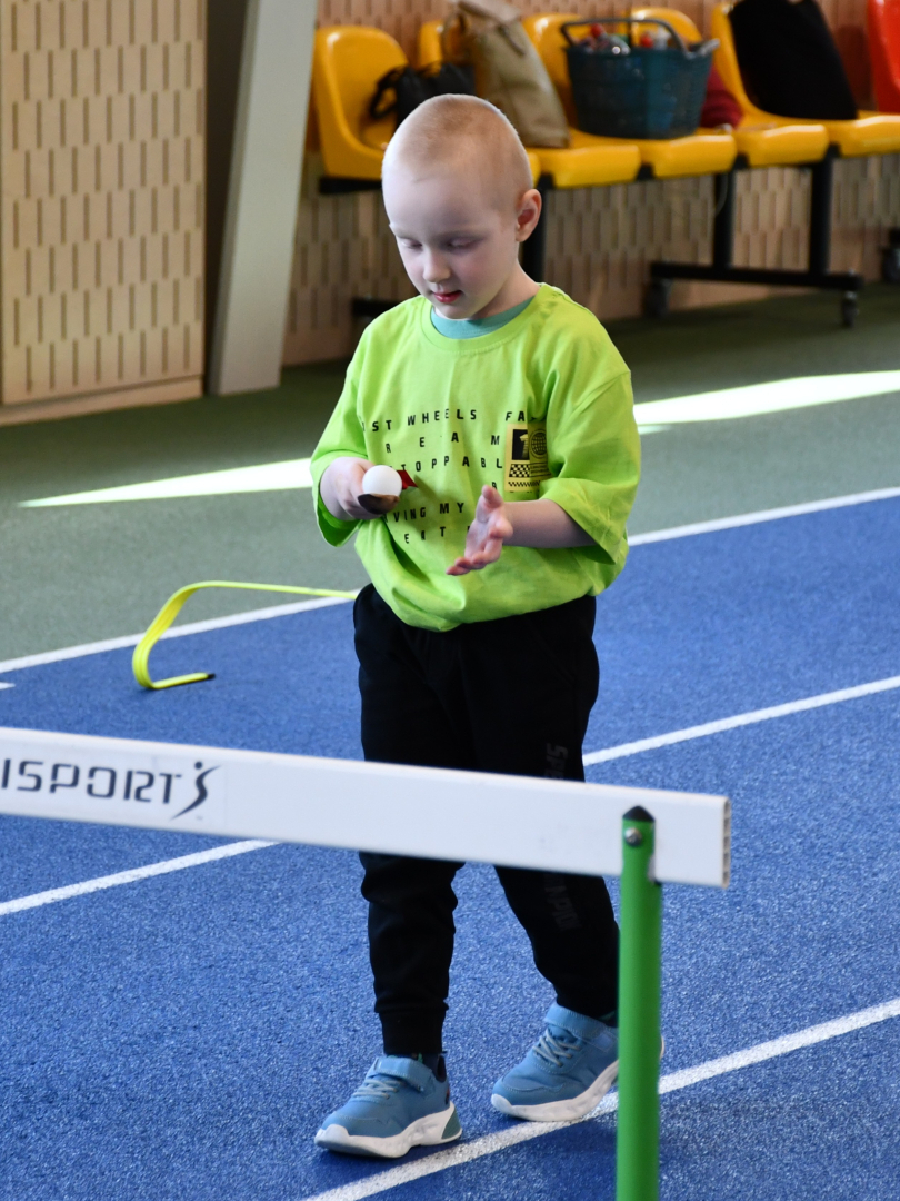 Bērni piedalās sportiskās aktivitātēs