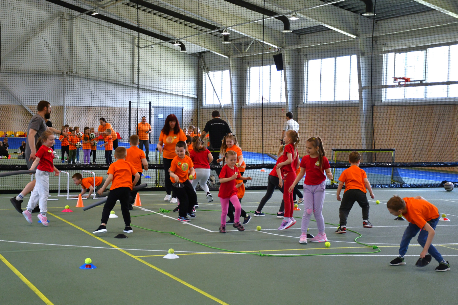 Bērni piedalās sportiskās aktivitātēs