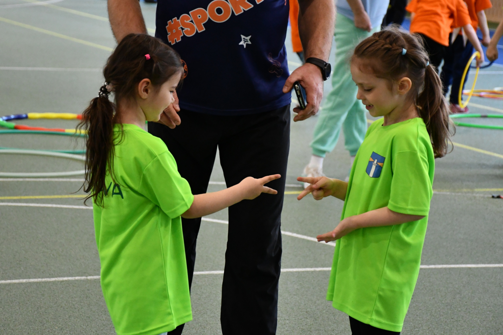 Bērni piedalās sportiskās aktivitātēs