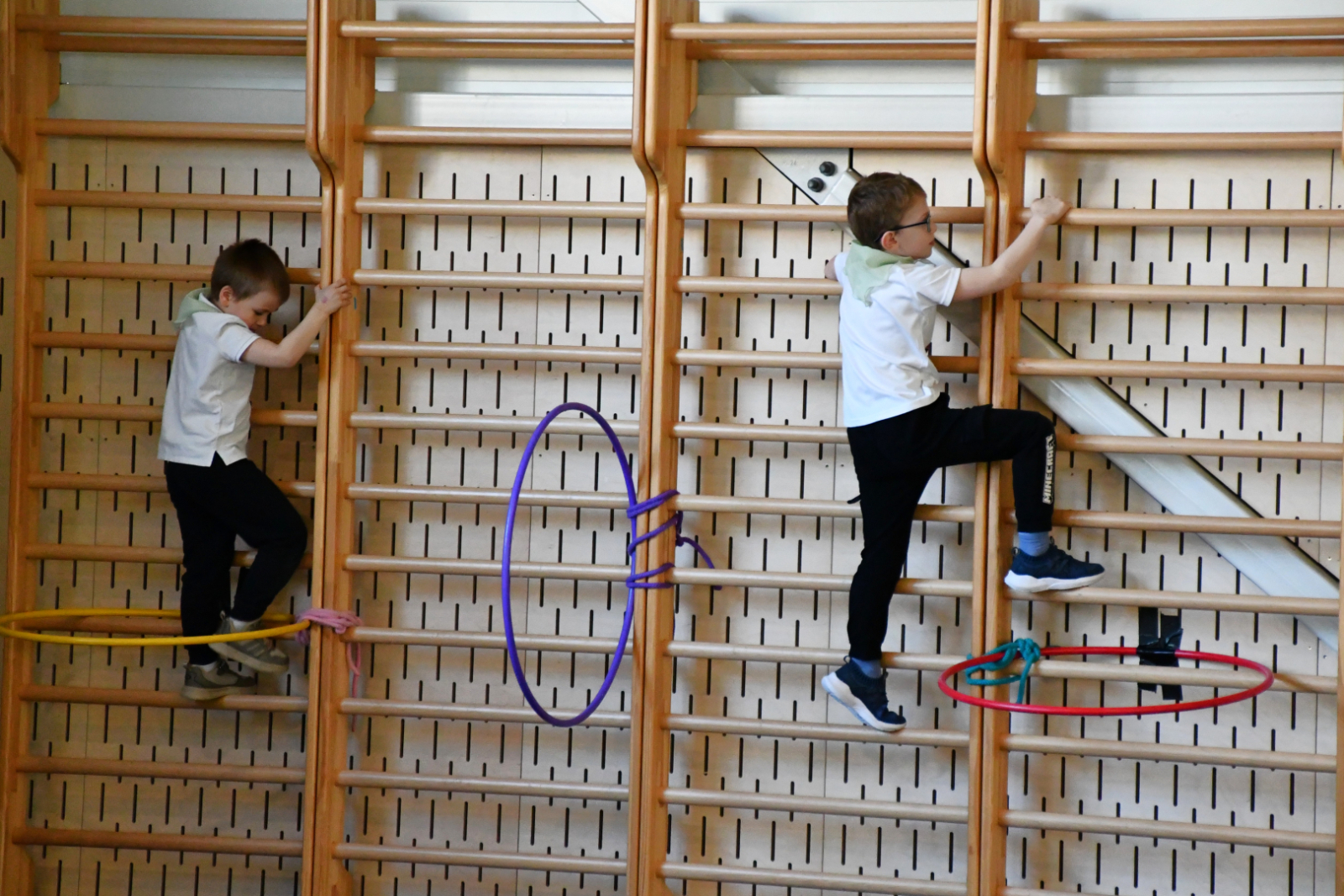 Bērni piedalās sportiskās aktivitātēs