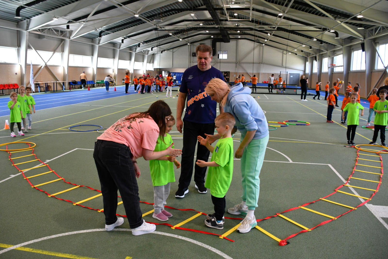 Bērni piedalās sportiskās aktivitātēs