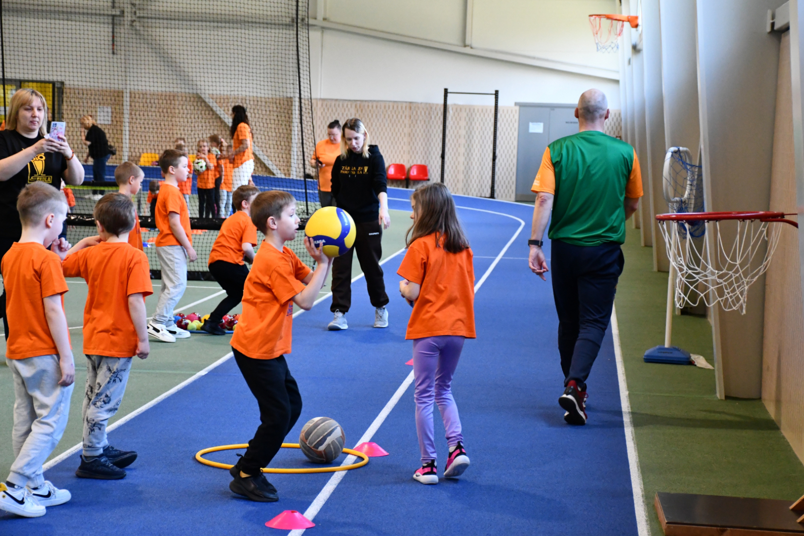 Bērni piedalās sportiskās aktivitātēs