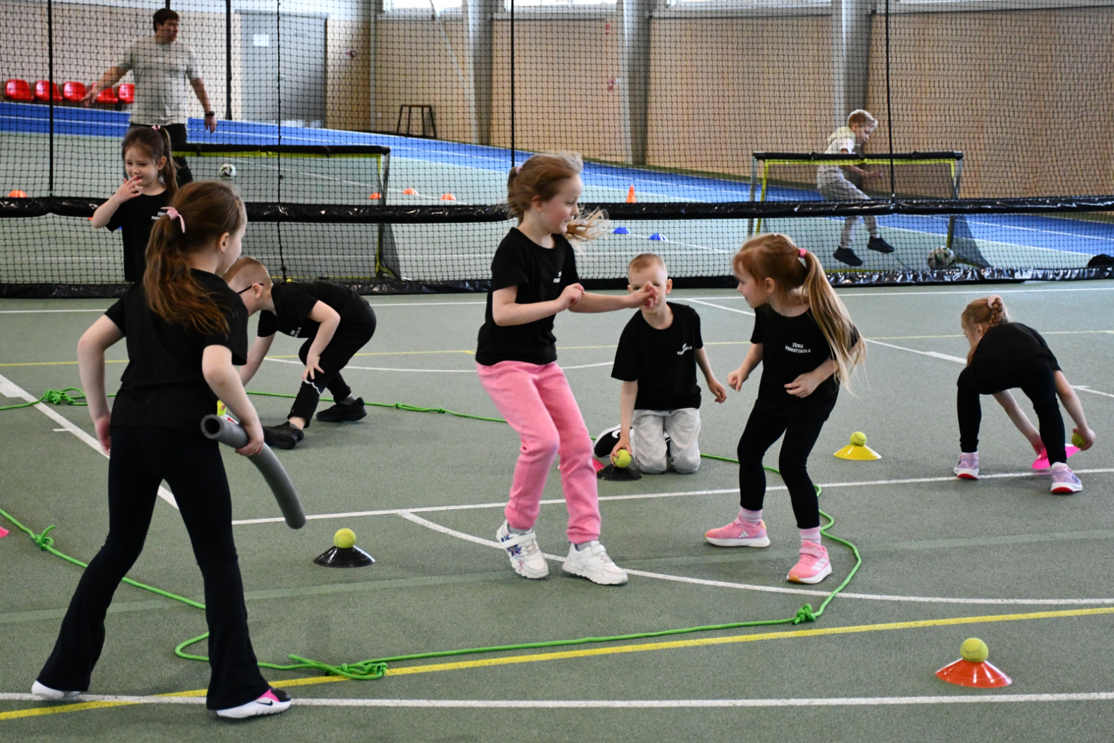 Bērni piedalās sportiskās aktivitātēs