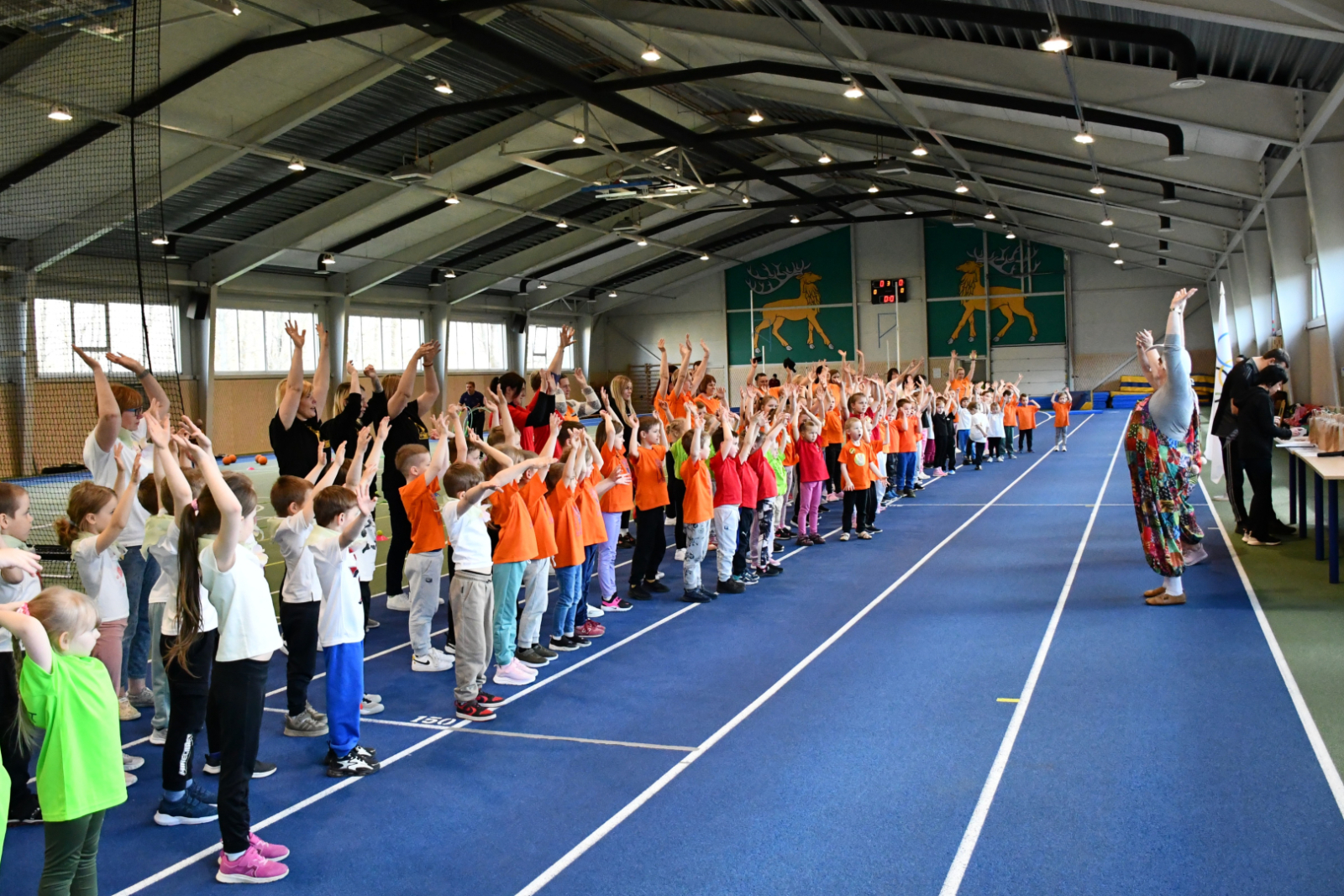 Bērni piedalās sportiskās aktivitātēs