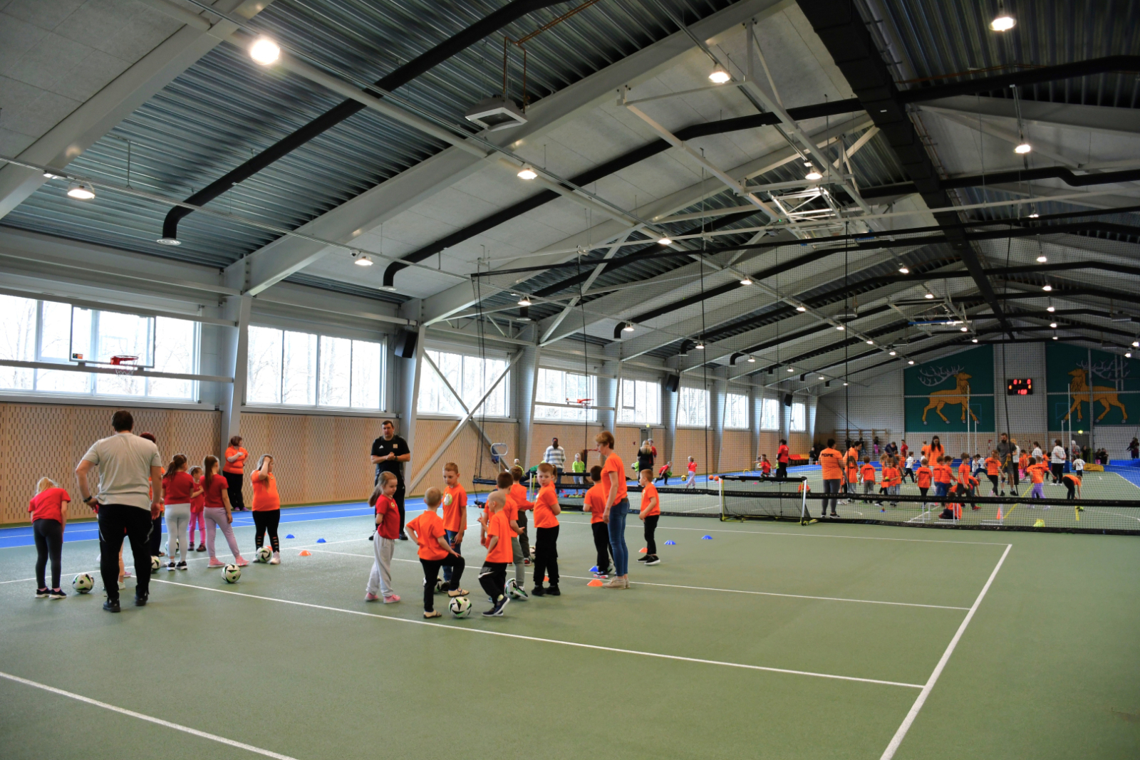 Bērni piedalās sportiskās aktivitātēs