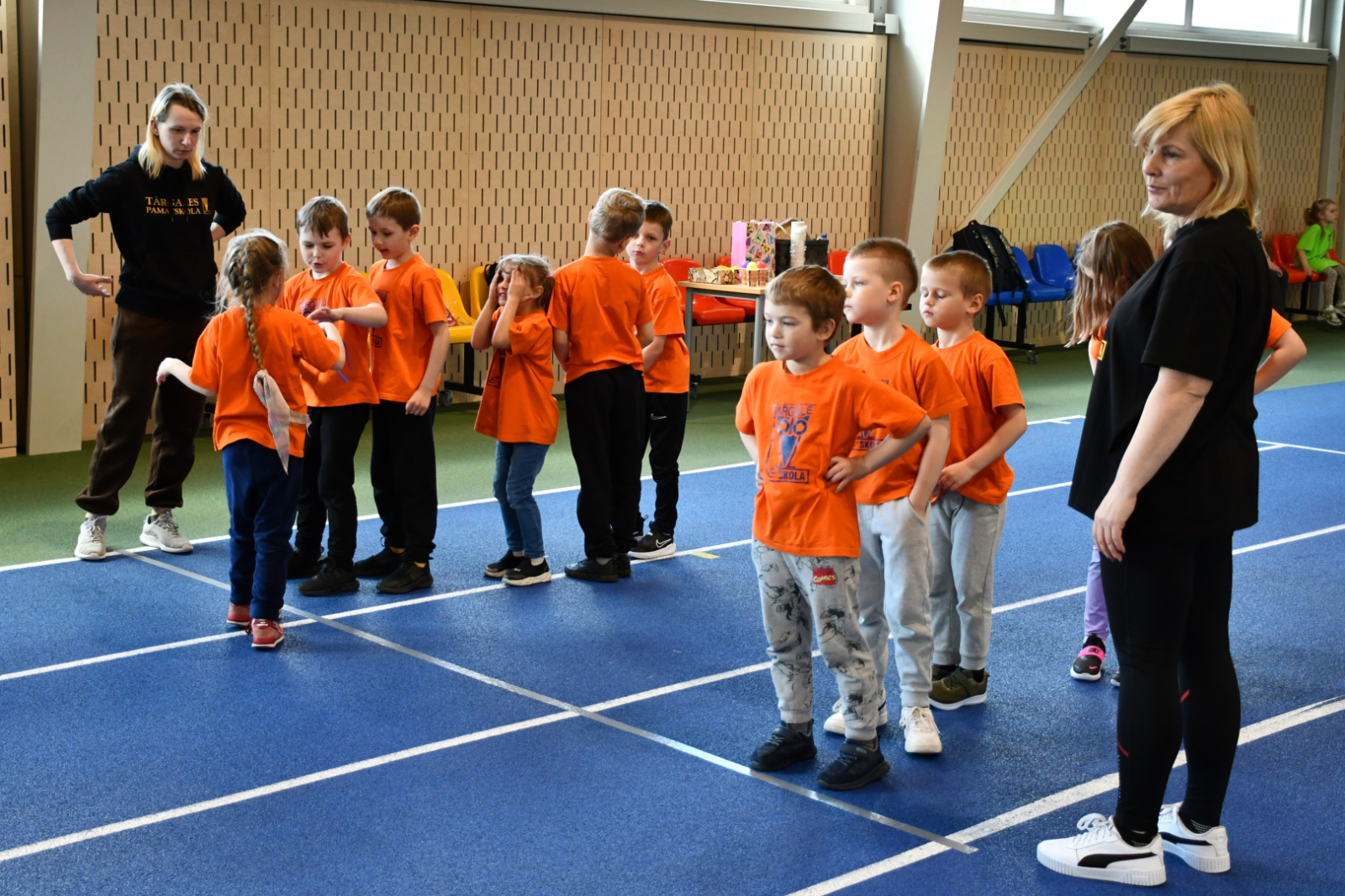 Bērni piedalās sportiskās aktivitātēs