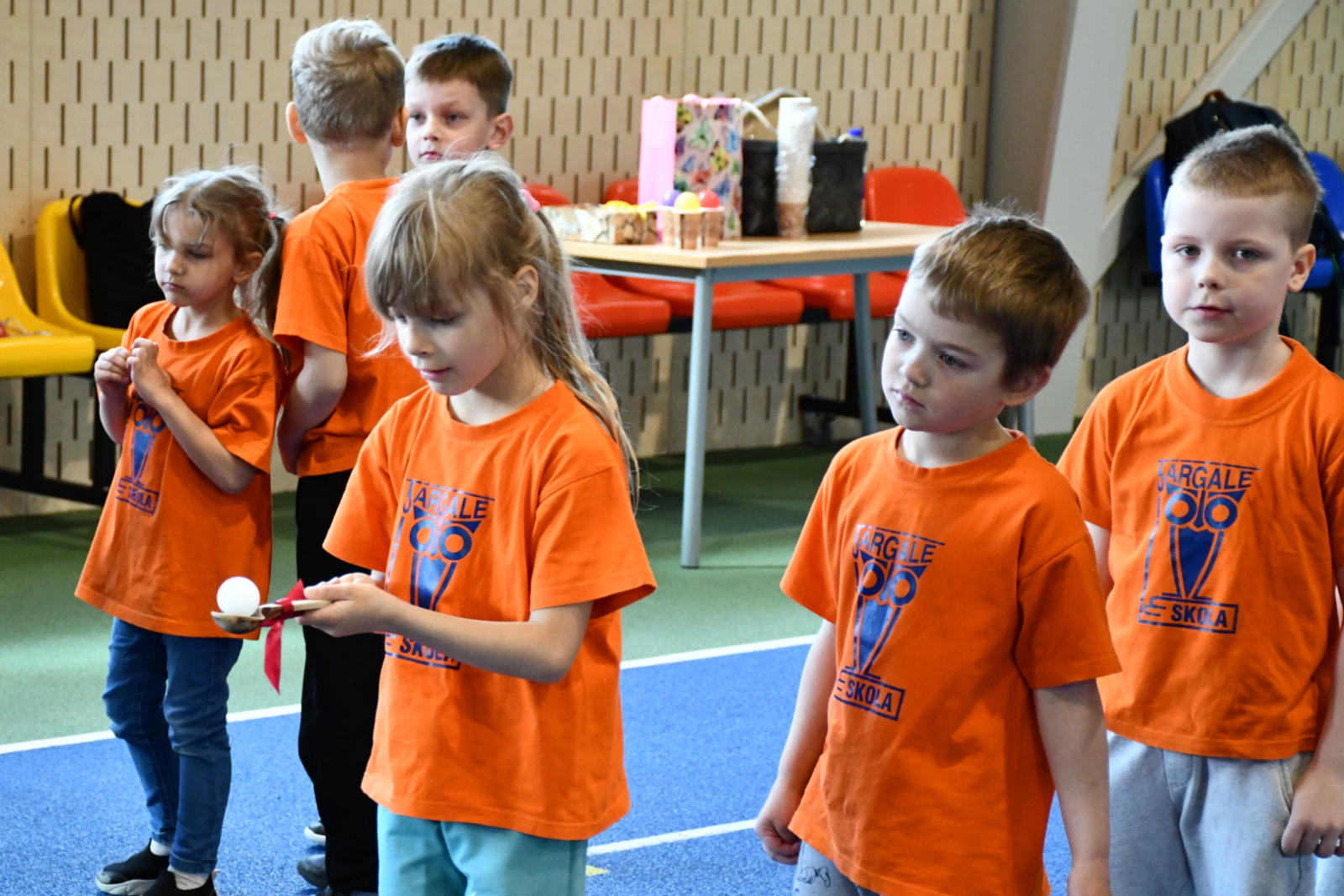 Bērni piedalās sportiskās aktivitātēs