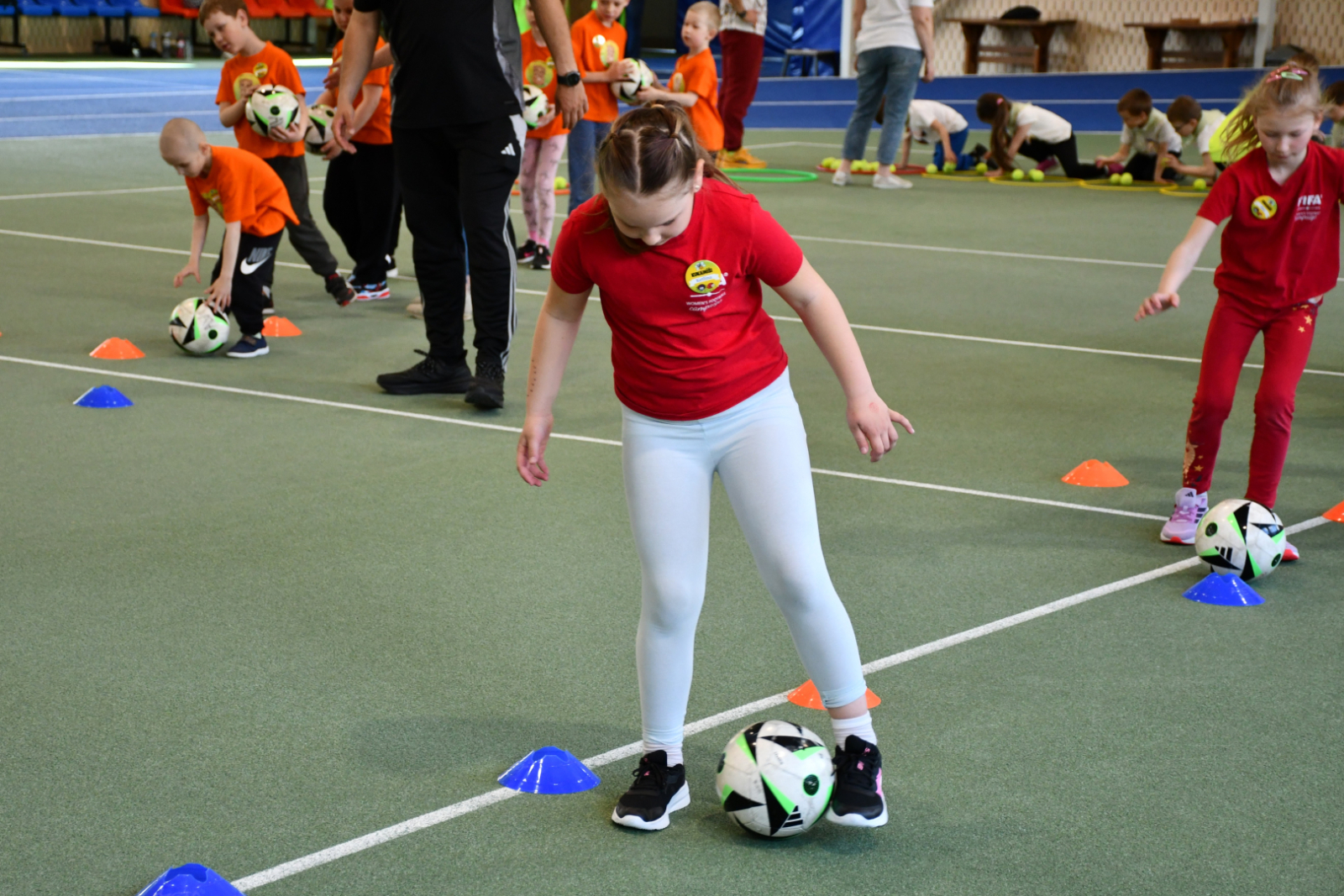 Bērni piedalās sportiskās aktivitātēs