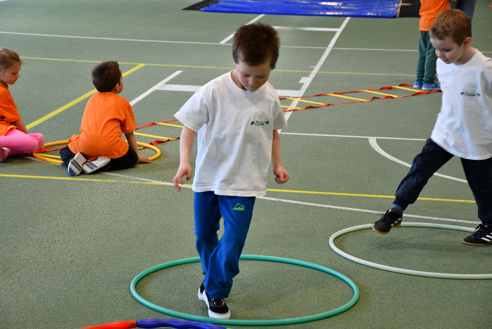 Bērni piedalās sportiskās aktivitātēs