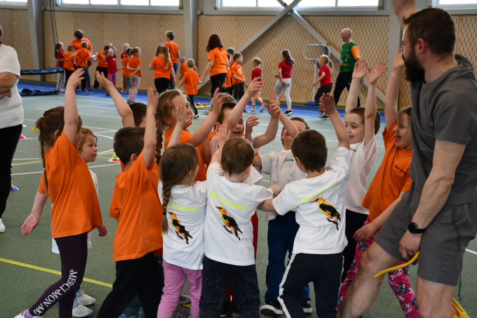 Bērni piedalās sportiskās aktivitātēs