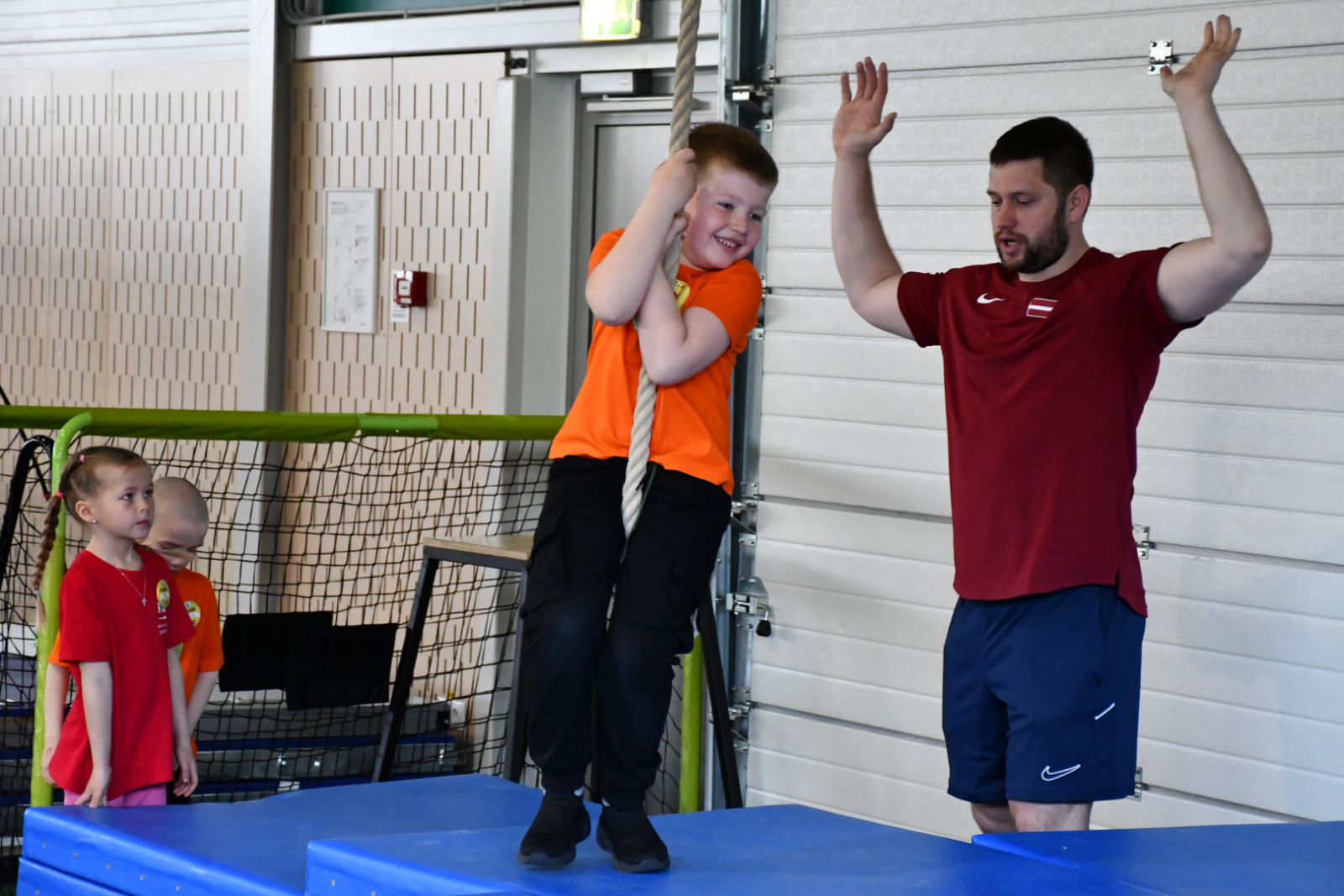 Bērni piedalās sportiskās aktivitātēs