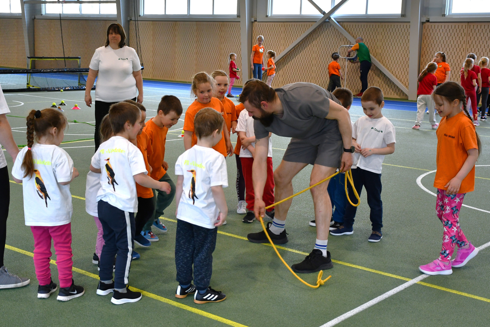 Bērni piedalās sportiskās aktivitātēs