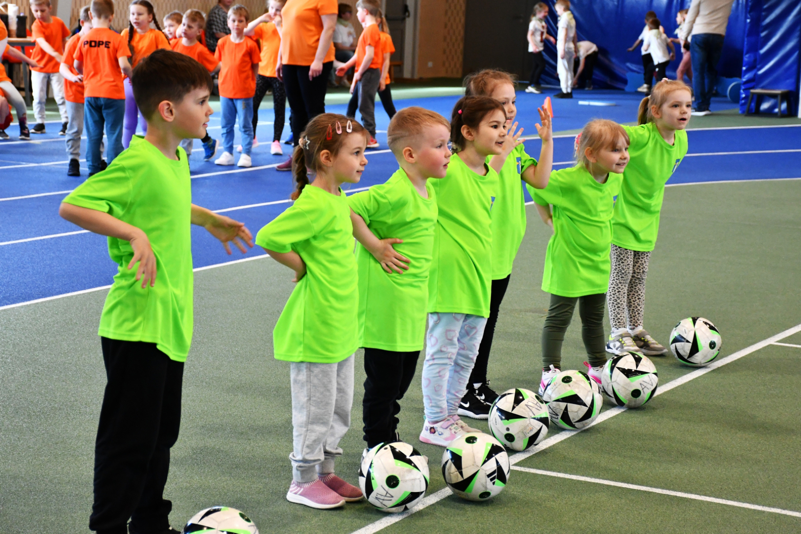 Bērni piedalās sportiskās aktivitātēs