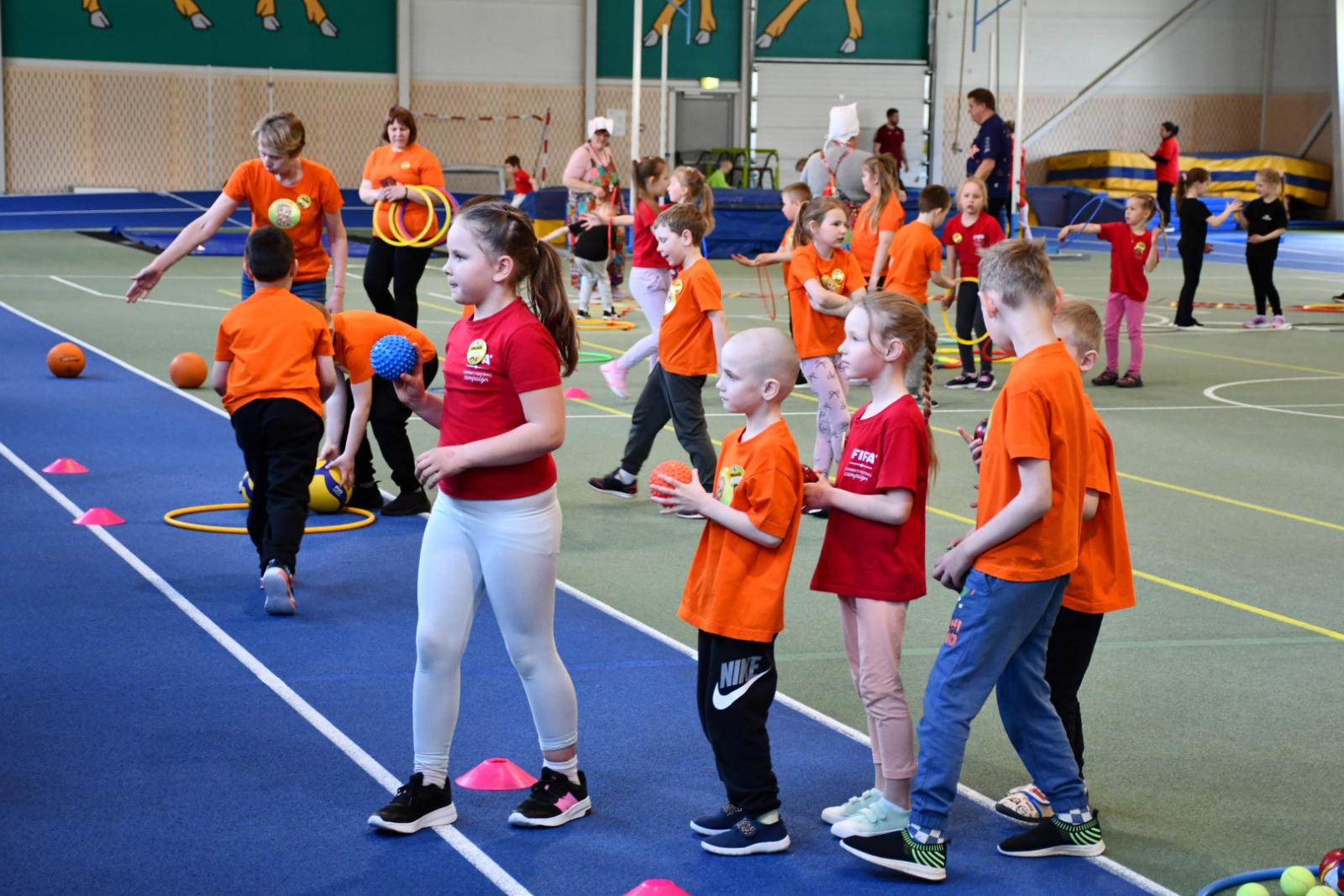 Bērni piedalās sportiskās aktivitātēs